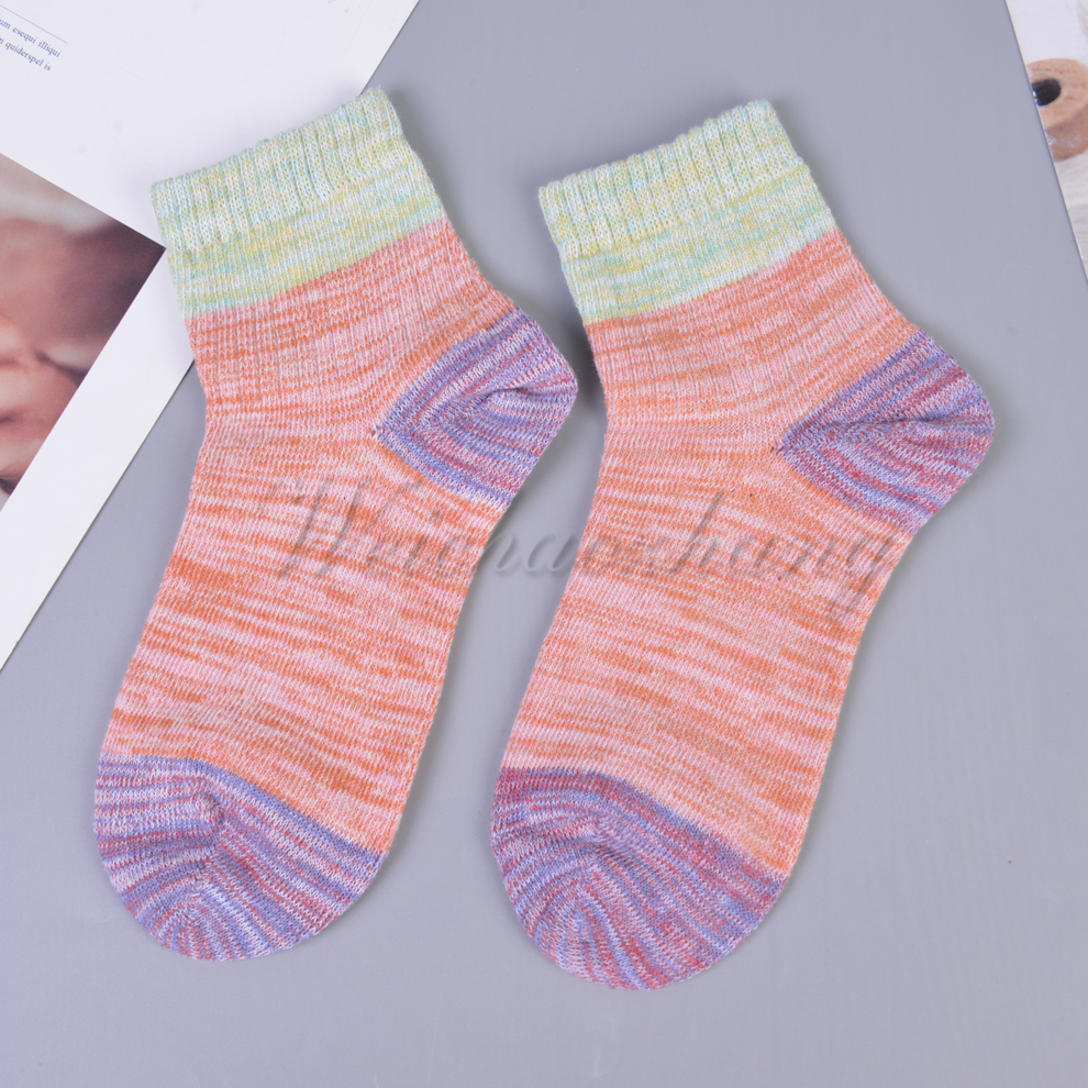 Classic and trendy color-blocked striped pattern mid-calf socks, Japanese-style thick thread thickened warm high-top loop socks available in multiple colors Application Scenario
