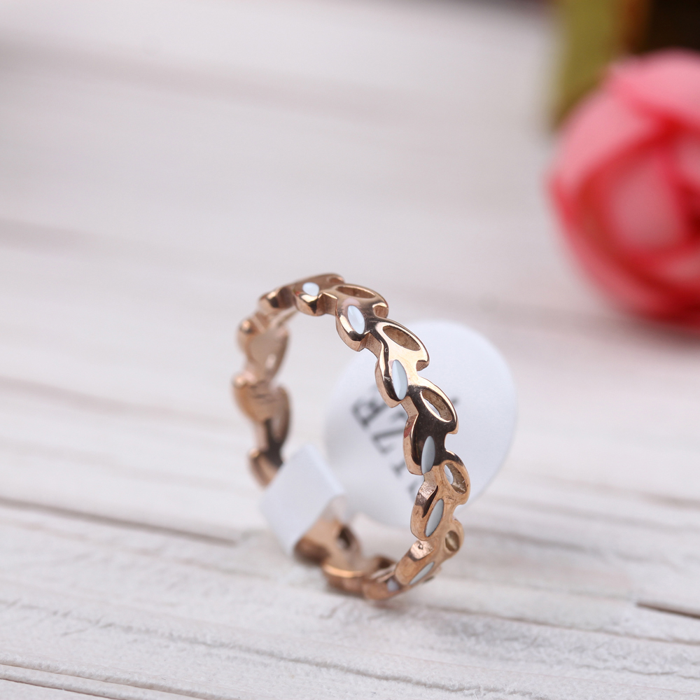 A 10-yuan store's titanium steel index finger ring for women is trendy on Instagram, does not fade, is a popular online celebrity, fashionable and individual, light luxury and niche Application Scenario
