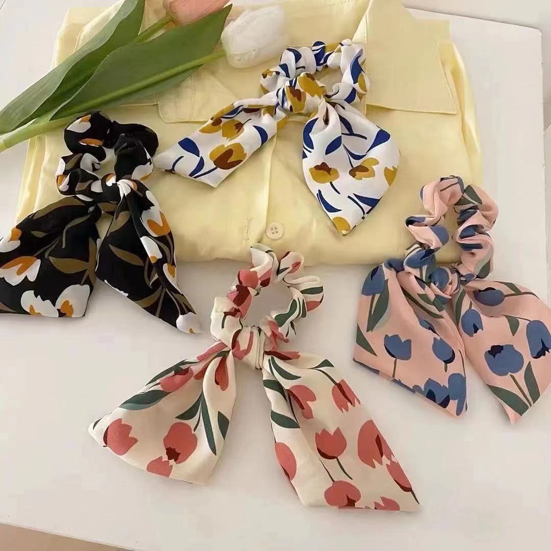 A1136 offers a variety of fashionable ribbon hair bands, hair accessories, headwear, hair ties, hair bands and rubber bands at a 2-yuan store in Yiwu