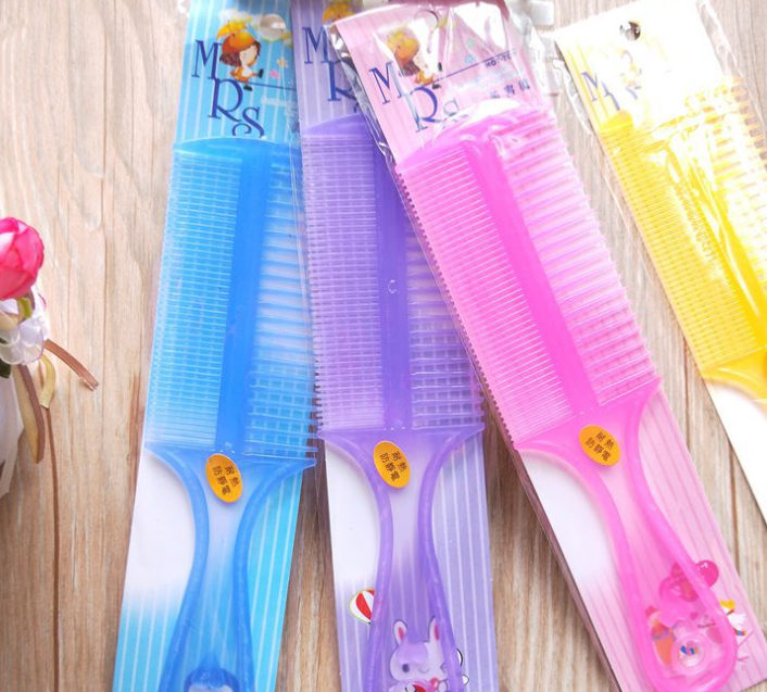 Double-sided combs, imitation cowhide combs and plastic hair combs at the one-yuan store are available for wholesale at one yuan each details Picture
