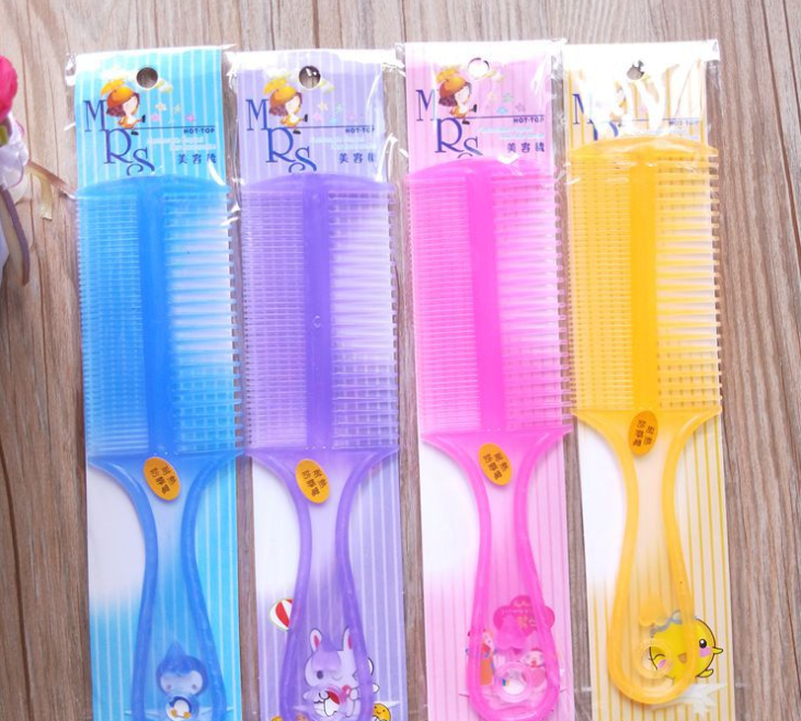 Double-sided combs, imitation cowhide combs and plastic hair combs at the one-yuan store are available for wholesale at one yuan each