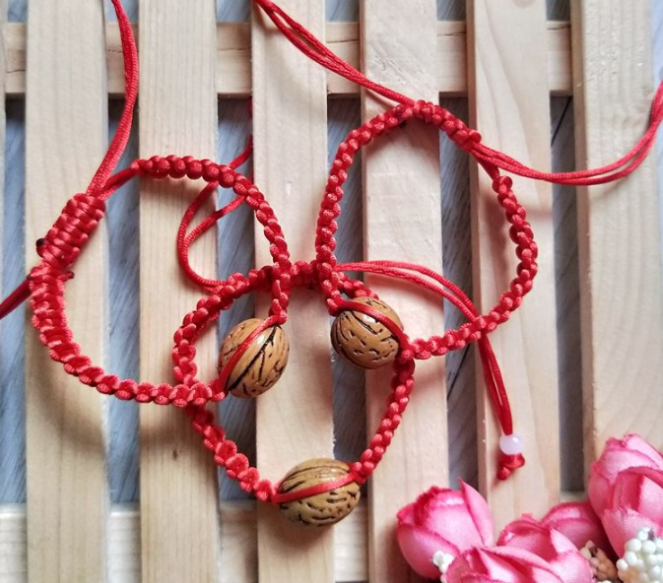 One dollar store red rope woven peach core bracelet Red rope bracelet one dollar small goods special batch supply
