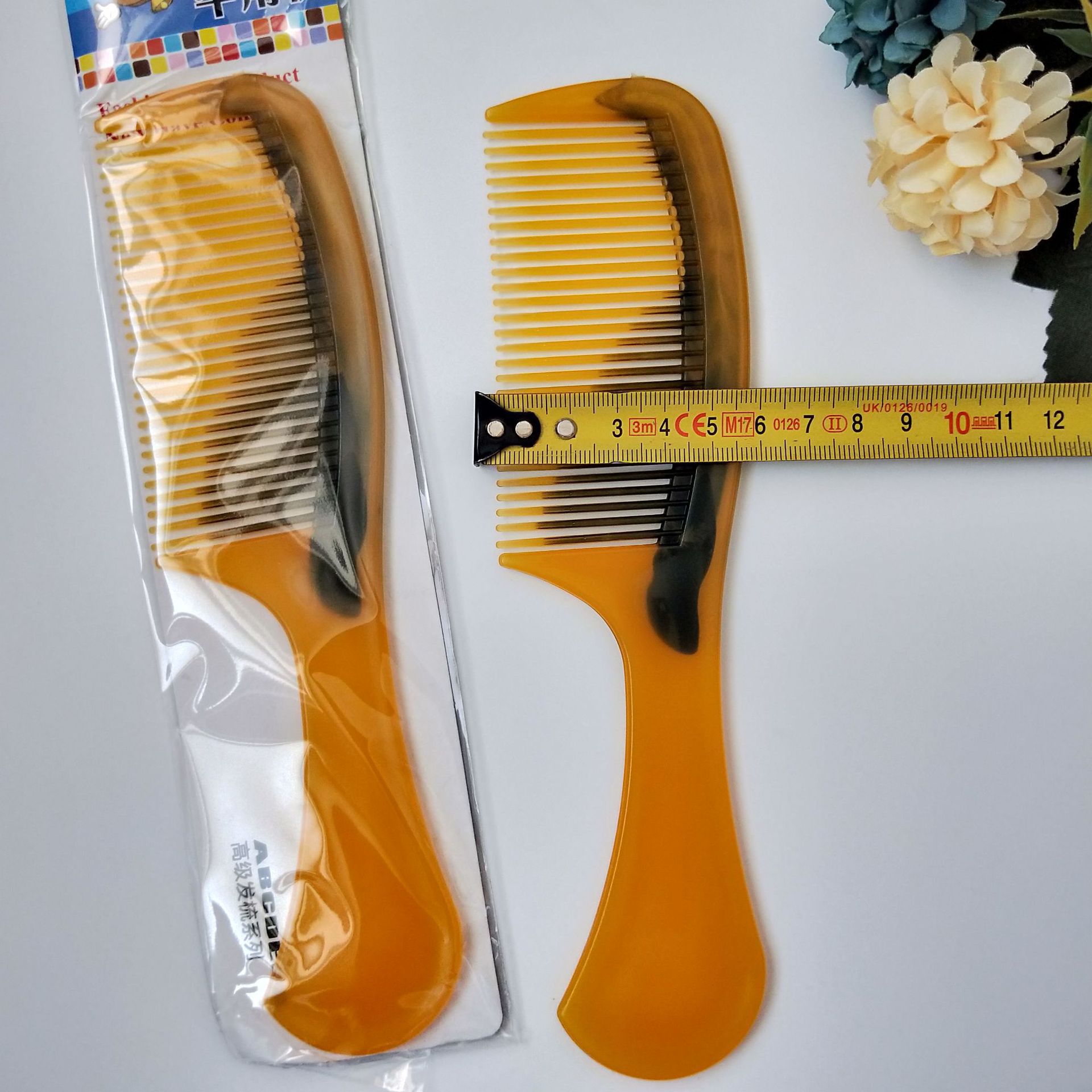 Imitation ox tendon beauty comb, mixed color hair comb, yellow plastic comb, 1 yuan or 2 yuan wholesale supply Item Picture