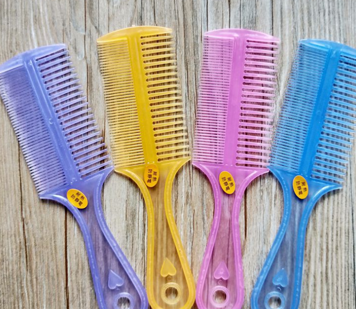 Double-sided combs, imitation cowhide combs and plastic hair combs at the one-yuan store are available for wholesale at one yuan each Application Scenario
