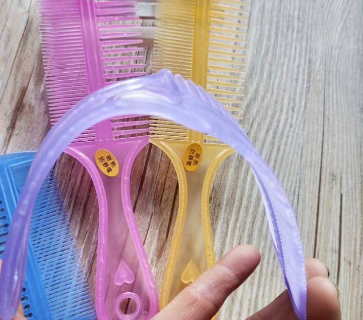 Double-sided combs, imitation cowhide combs and plastic hair combs at the one-yuan store are available for wholesale at one yuan each Specification image