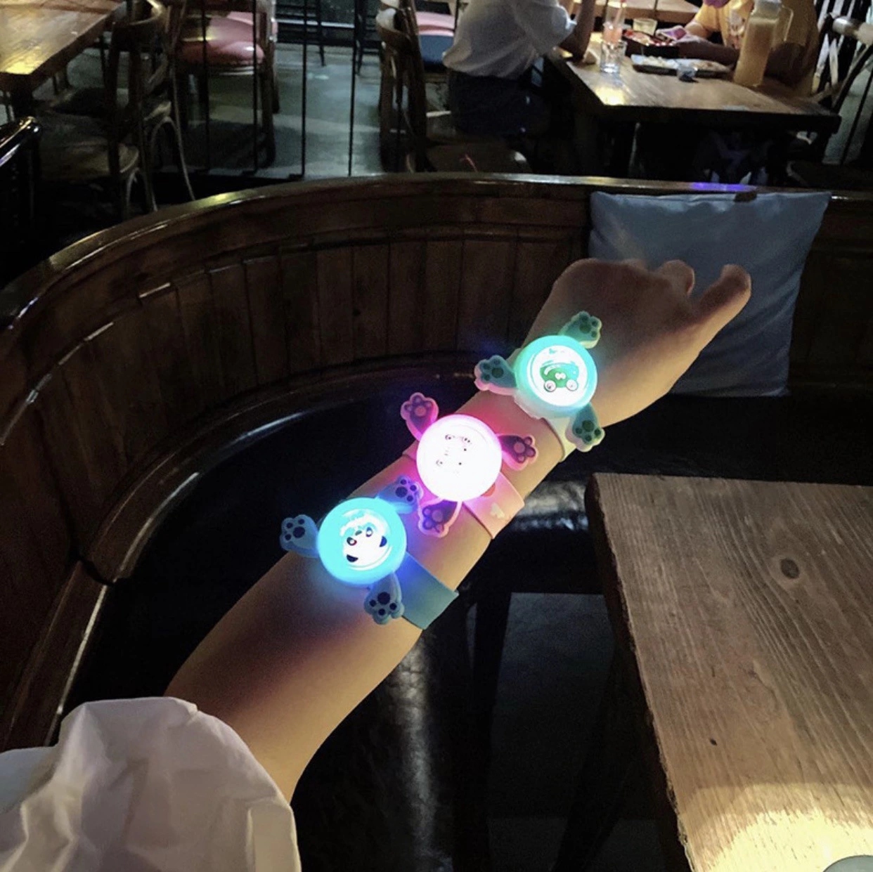 New light-emitting gyroscope wristband cartoon rotating flash mosquito repellent wristband children's mosquito repellent silicone pop ring toy Item Picture