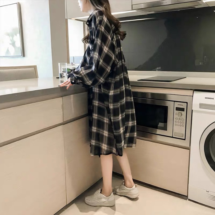 This 2021 early autumn shirt top features a light and mature design, a loose Korean-style sun-protective garment with a black and white checkered mid-length design for women Specification image