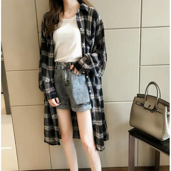 This 2021 early autumn shirt top features a light and mature design, a loose Korean-style sun-protective garment with a black and white checkered mid-length design for women