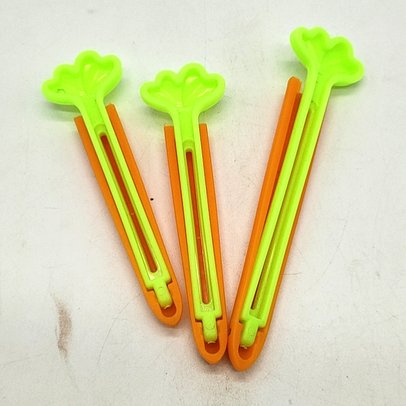 Sunshine Department Store Cartoon Carrot Sealing Clip, 6 pieces of large, medium and small household moisture-proof and fresh-keeping clips in sealed bags Application Scenario