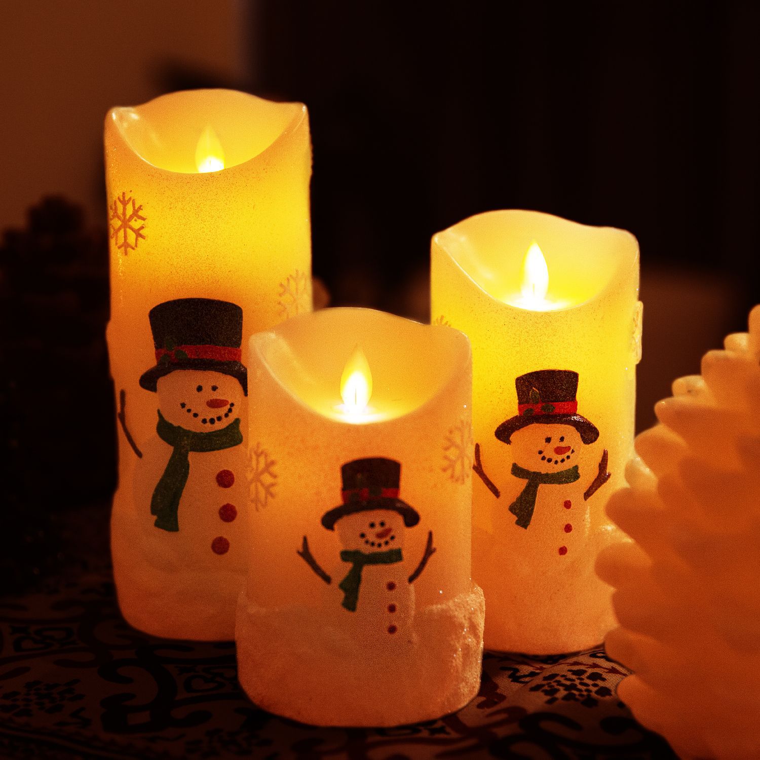 Christmas Snowman Electronic Candle set of three pieces, paraffin shaking candle lamp, decorative handicrafts and ornaments Application Scenario