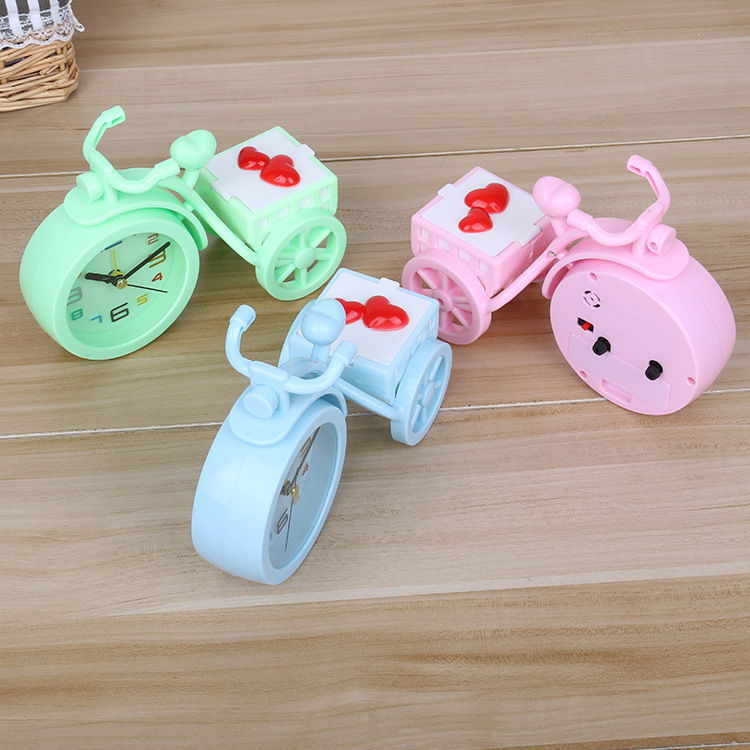 A new candy-colored tricycle alarm clock with a trunk for candies, a creative student dormitory desk and bedside alarm clock Specification drawing