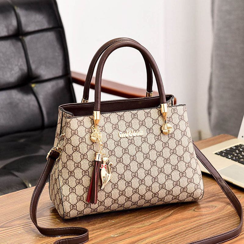 The 2021 new Korean-style trendy and versatile women's crossbody handbag is a unique, fashionable and simple single-shoulder bag for women Application Scenario