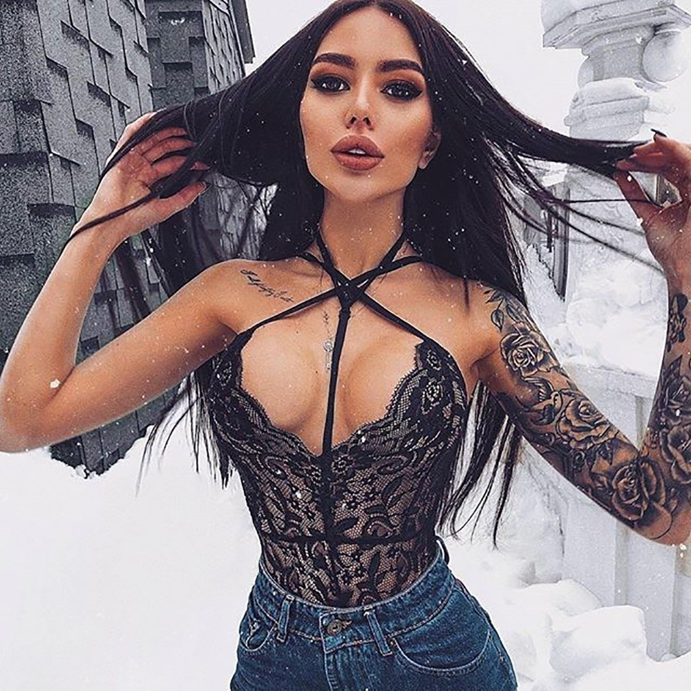 ويرتدي ثياب نوم مثيرة مثل ثوب نوم مثير