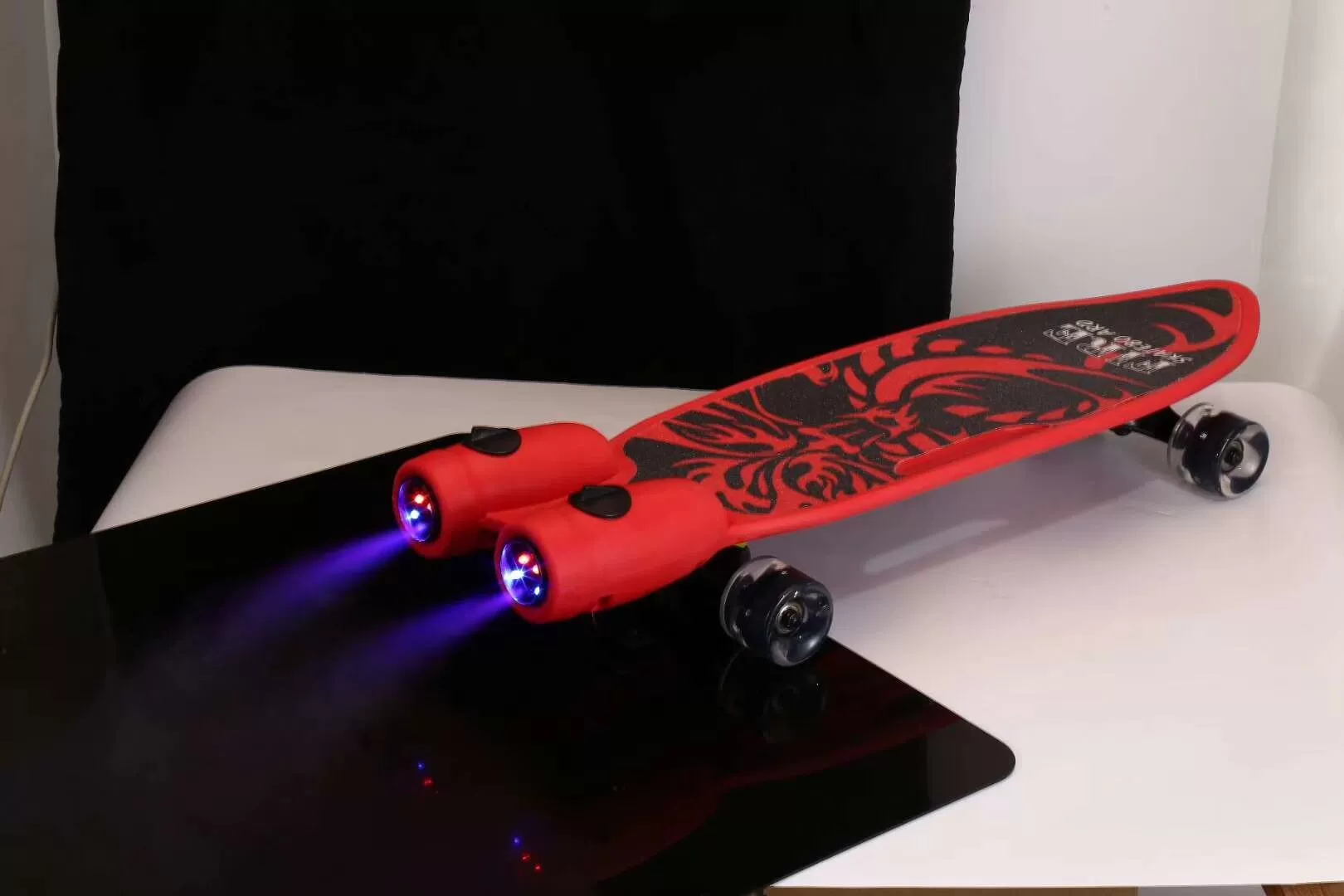 Factory direct sales of new four-wheel PU flash wheels for beginners, new model with spray, cool music, children's fish board wholesale Item Picture