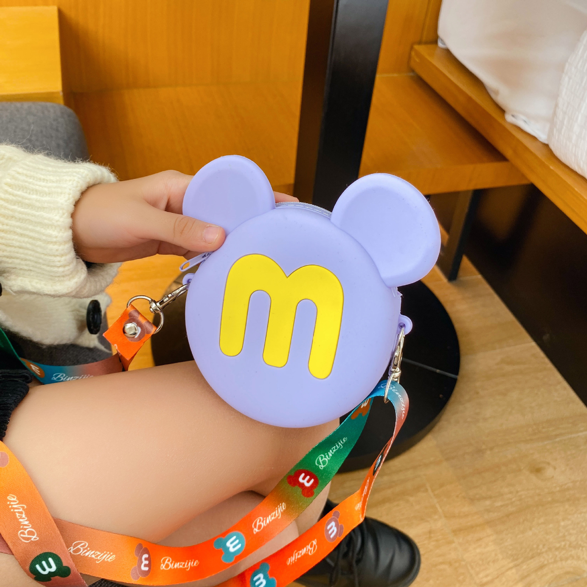 New Korean-style cute letter M-shaped silicone crossbody children's bag, candy cartoon parent-child mobile phone bag for export wholesale Specification image