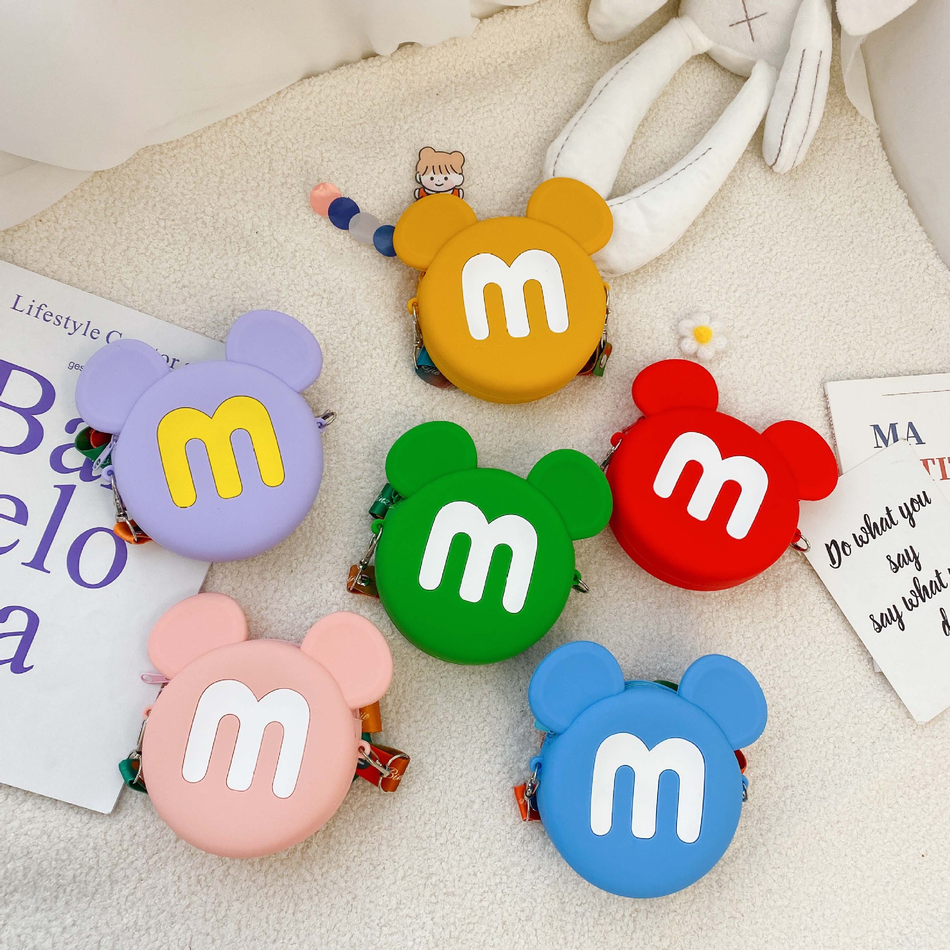 New Korean-style cute letter M-shaped silicone crossbody children's bag, candy cartoon parent-child mobile phone bag for export wholesale Application Scenario