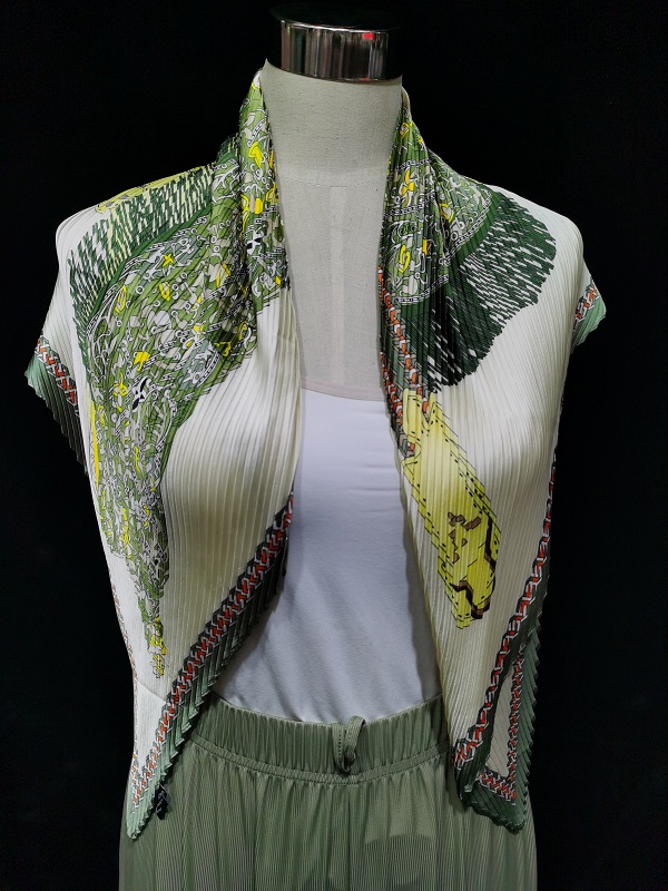 New silk satin creased 90*90 square shawl, a best-selling export scarf with chain and saddle pattern