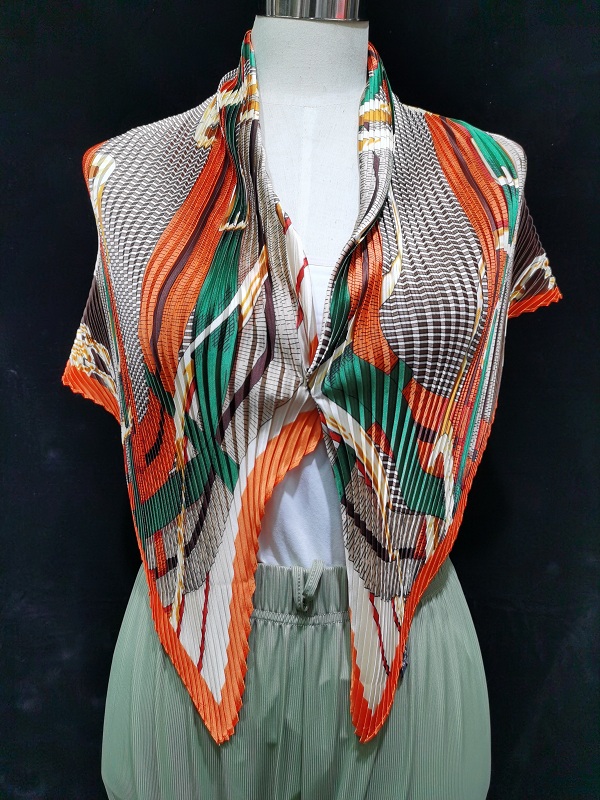 New silk satin creased 90*90 square shawl, a best-selling export scarf with chain and saddle pattern Application Scenario