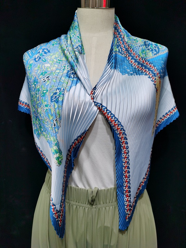 New silk satin creased 90*90 square shawl, a best-selling export scarf with chain and saddle pattern Specification image