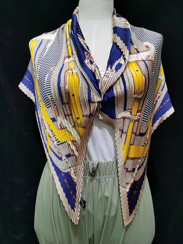 New silk satin creased 90*90 square shawl, a best-selling export scarf with chain and saddle pattern Item Picture