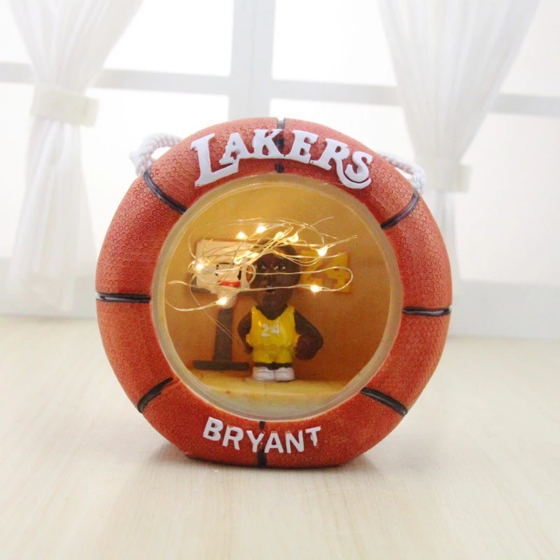 Creative gifts such as resin handicrafts and home decoration items featuring stars like Kobe and James are selling well as birthday presents details Picture