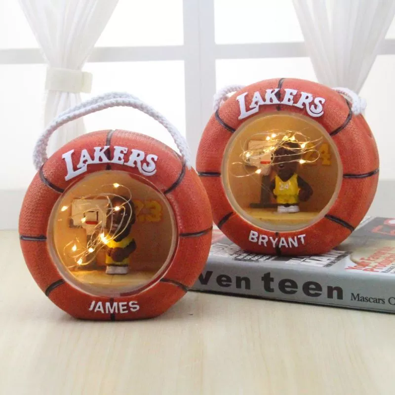 Creative gifts such as resin handicrafts and home decoration items featuring stars like Kobe and James are selling well as birthday presents full figure