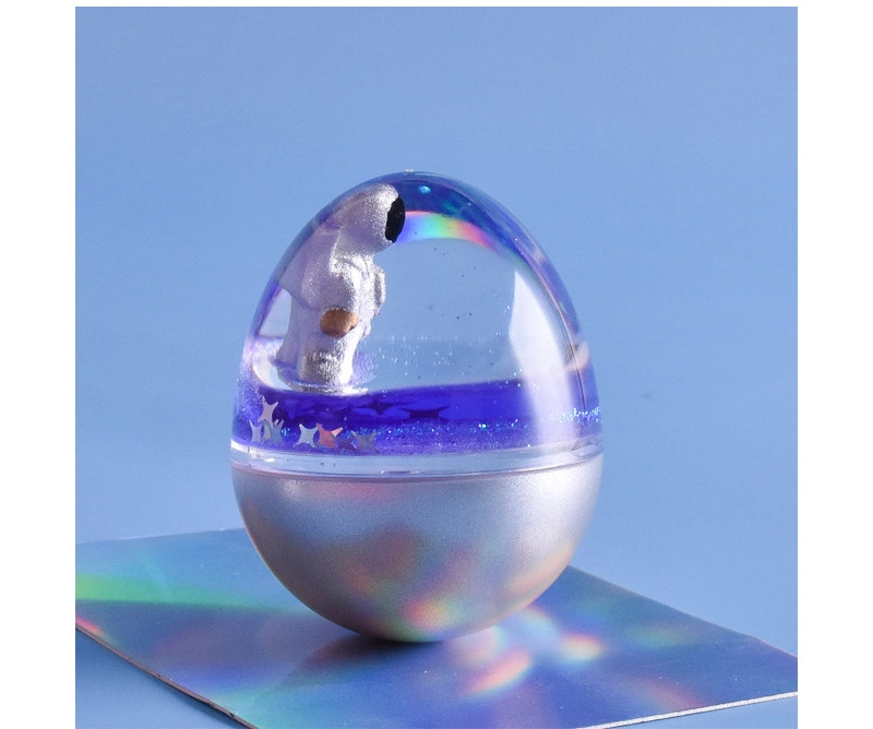 The astronaut liquid sand untoppleable creative figurine is a stress-relieving toy for classmates, boys and girls, and friends Application Scenario