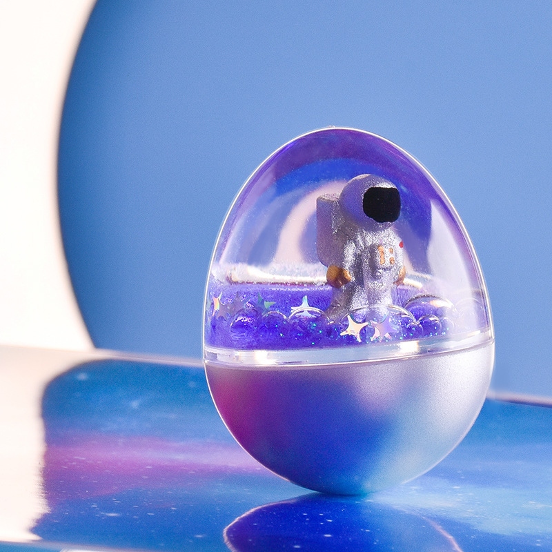 The astronaut liquid sand untoppleable creative figurine is a stress-relieving toy for classmates, boys and girls, and friends full figure