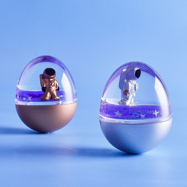 The astronaut liquid sand untoppleable creative figurine is a stress-relieving toy for classmates, boys and girls, and friends details Picture