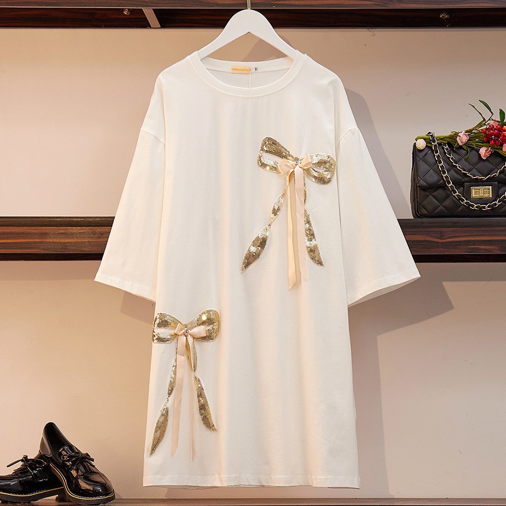 This 200-pound oversized women's dress is a new spring collection for 2021. It's a trendy dress that makes overweight girls look slimmer details Picture