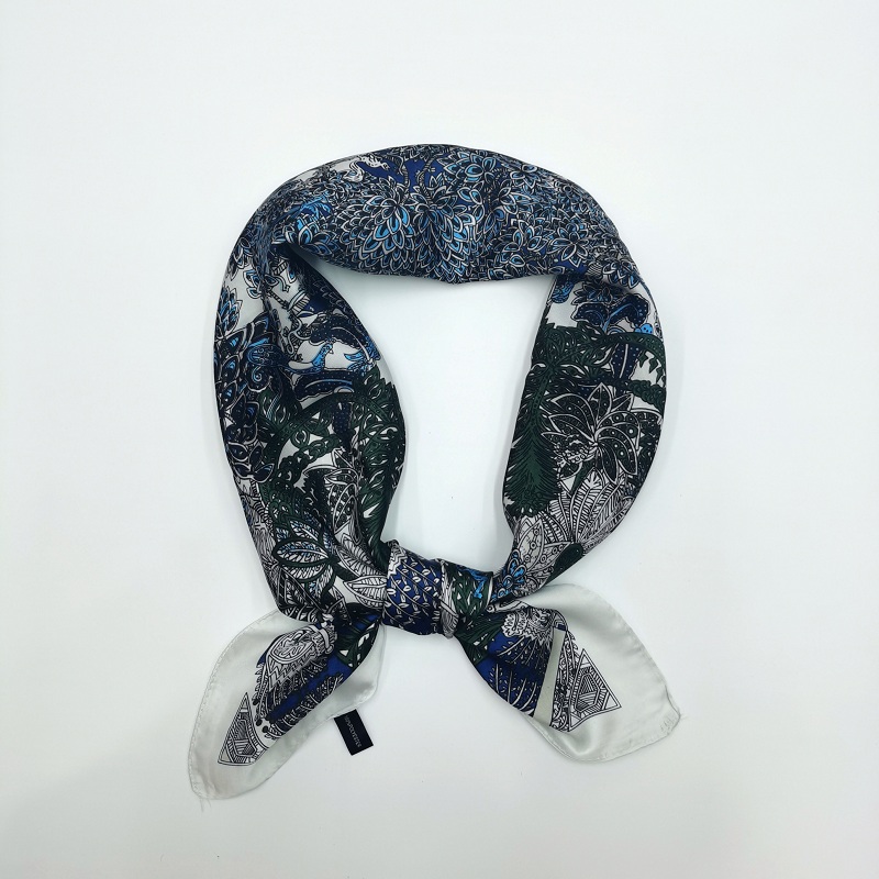 This 70*70 thin silk scarf in autumn and winter features a natural silk texture with symmetrical plant patterns Specification image