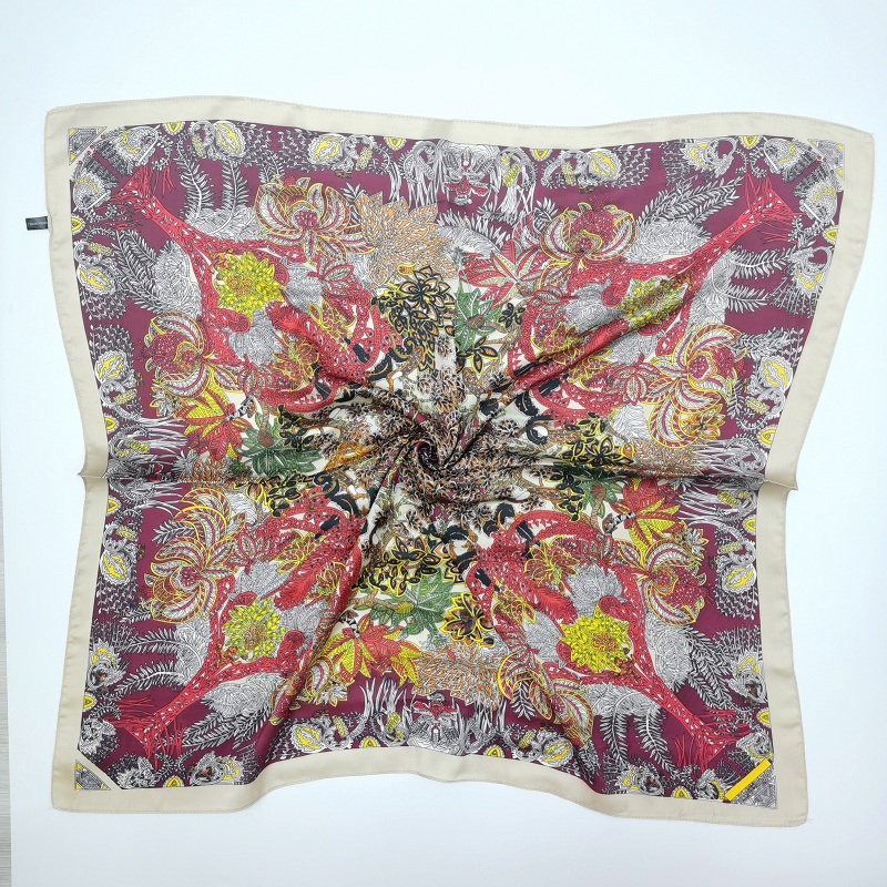 This 70*70 thin silk scarf in autumn and winter features a natural silk texture with symmetrical plant patterns Application Scenario