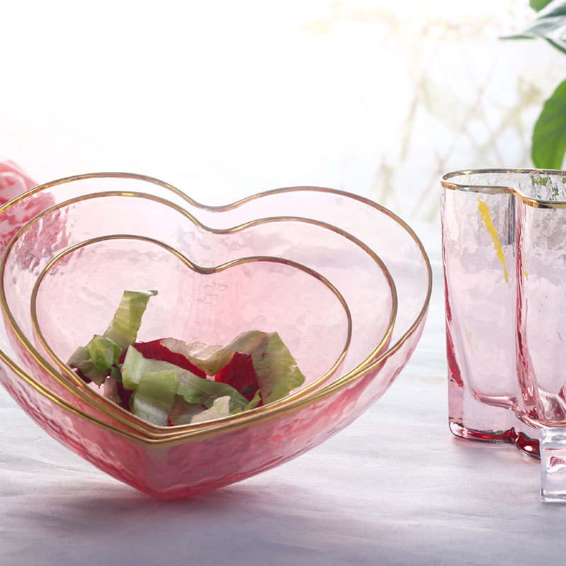 New Japanese-style heart-shaped glass bowl dessert bowl, hammered pattern gold edge heart-shaped tableware, crystal heart salad bowl cup Application Scenario