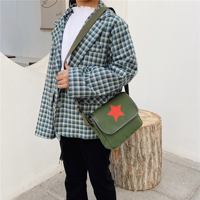 Children's crossbody bag, fashionable small bag, trendy and casual Red Army five-pointed star boy bag, children's retro and old-fashioned canvas bag details Picture
