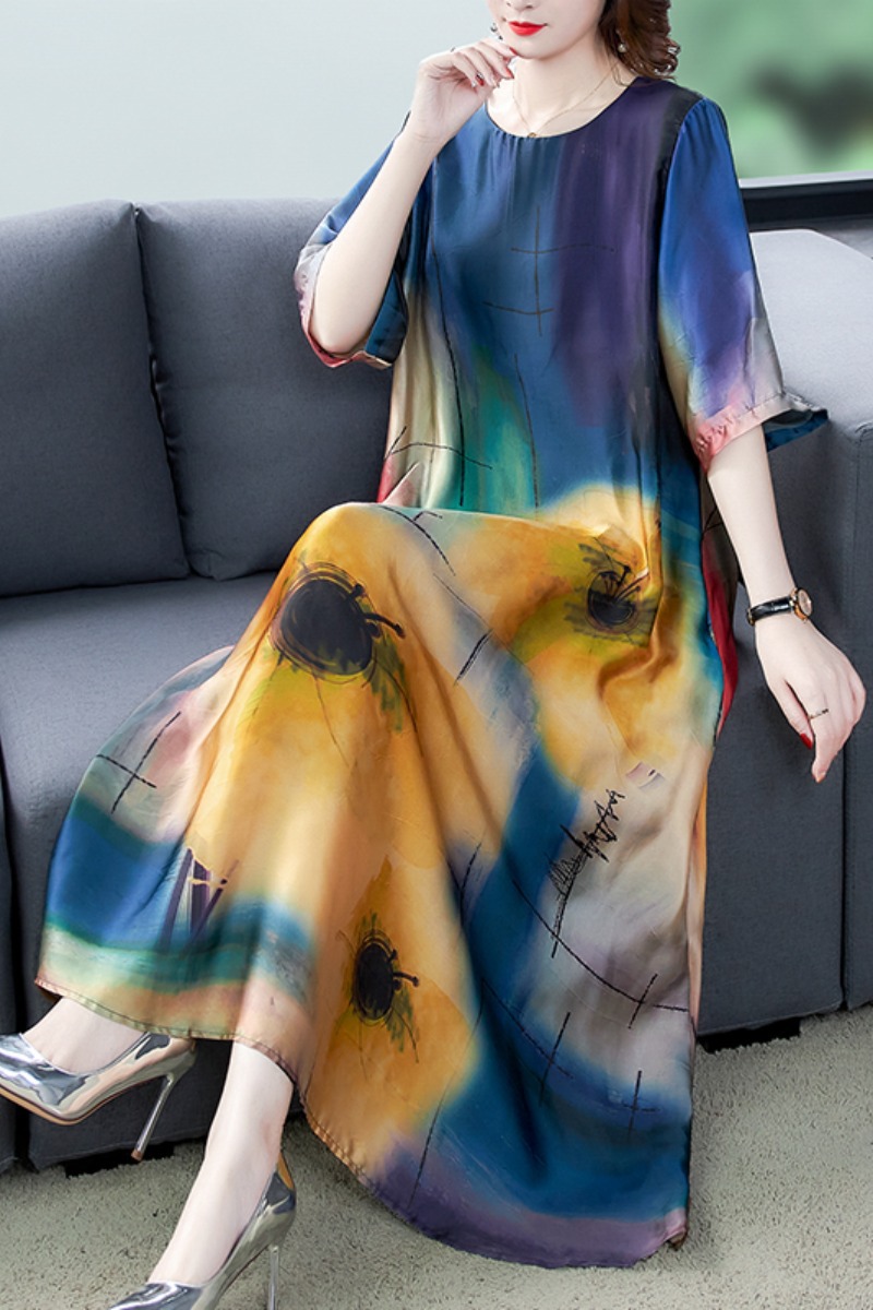The 2021 new style of the rich Lady dress for summer is loose, concealing the belly and slimming. It is a large-sized chiffon printed A-line dress for the noble lady Application Scenario