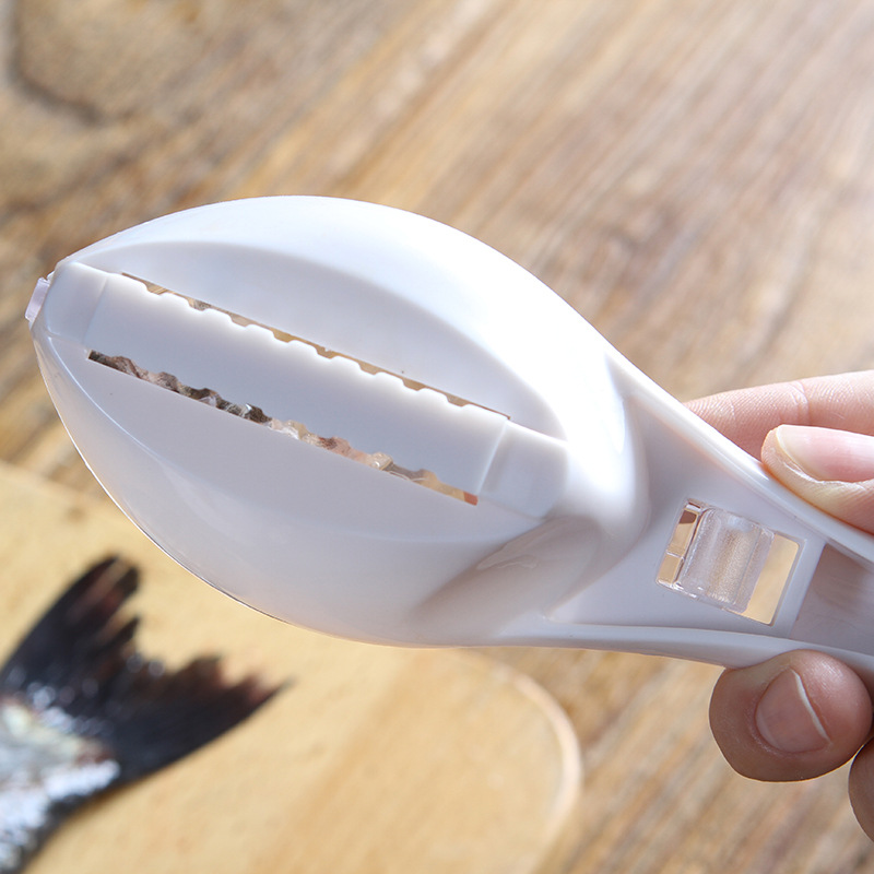 Household kitchen tools, covered fish scale shapers, kitchen fish scale shapers, manual fish scale scraping tools, fish scale scraping kitchenware Application Scenario