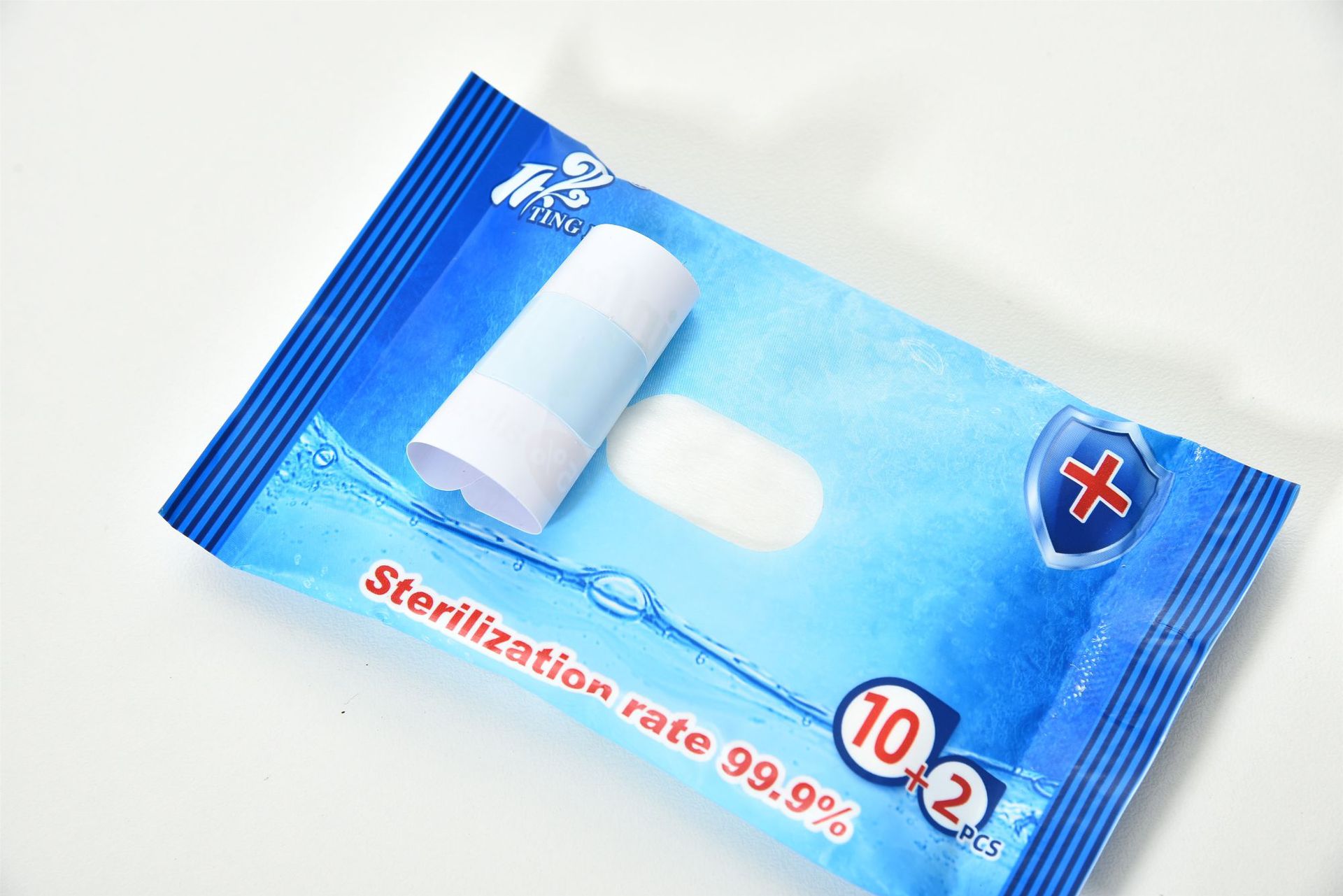 75% alcohol disinfectant wipes 10+2 wipes for hand drying and sterilization, portable household and student wipes Item Picture