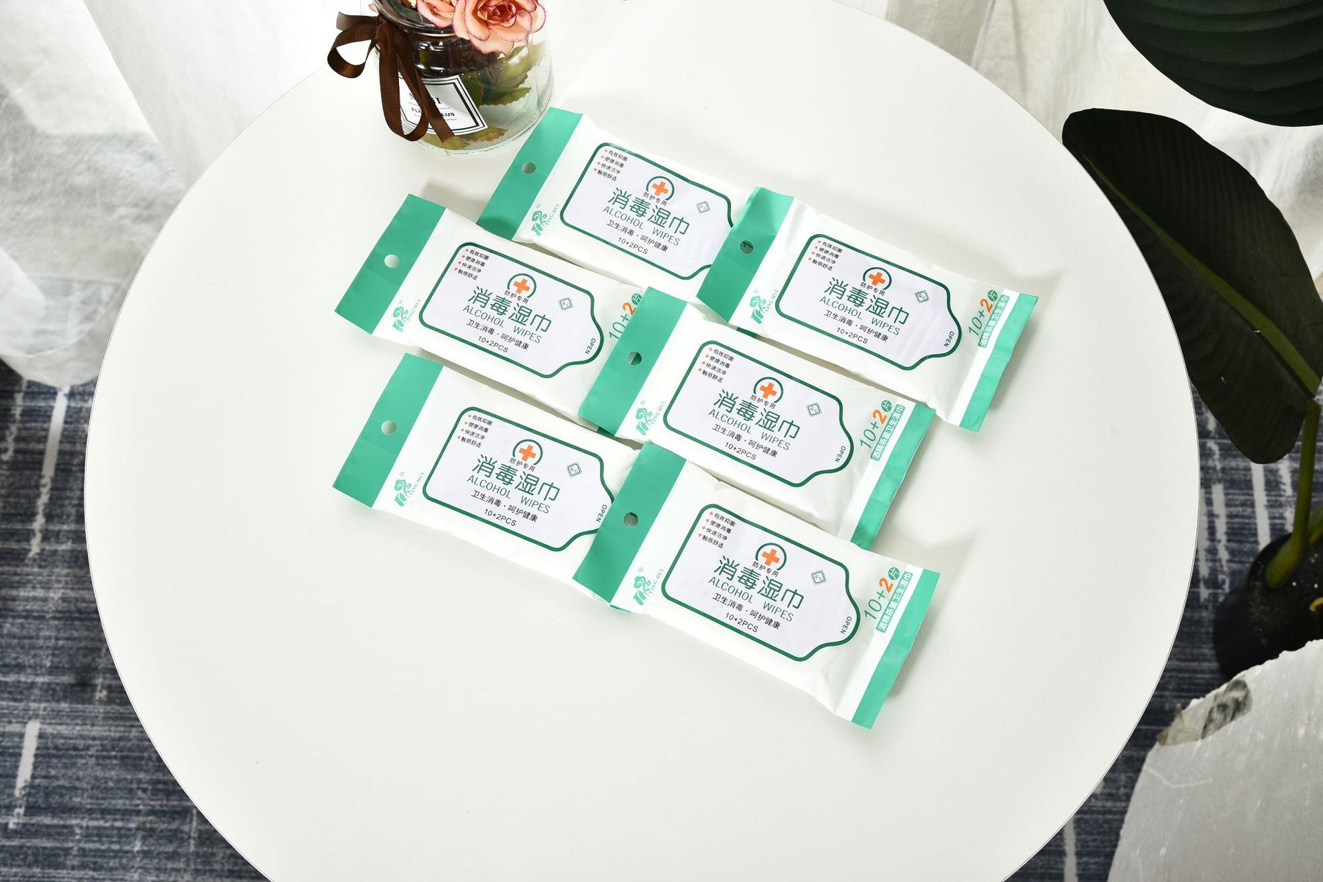 10 portable student disinfectant wipes are included, along with 2 portable hand-drying and sterilizing household antibacterial tissues Item Picture