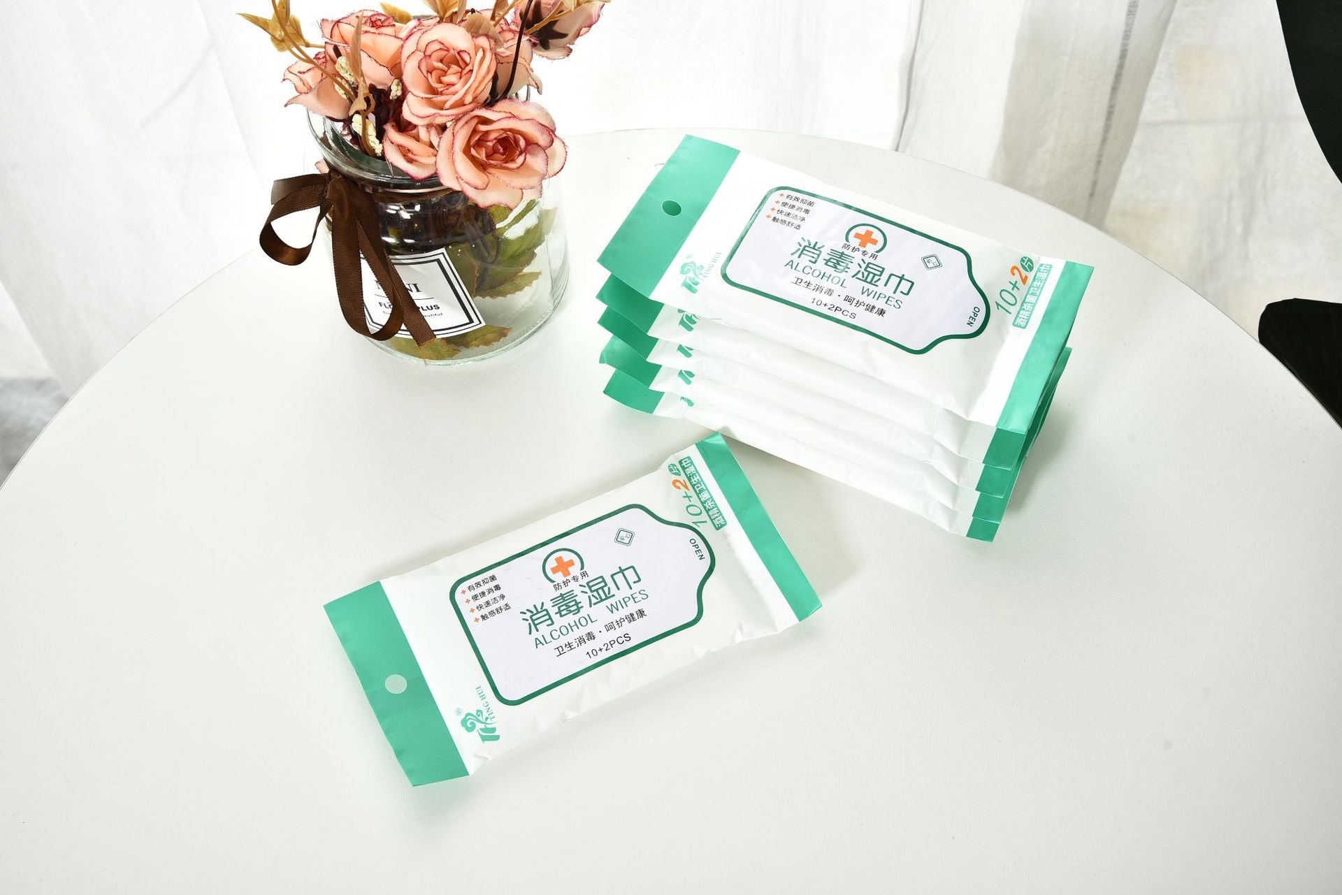10 portable student disinfectant wipes are included, along with 2 portable hand-drying and sterilizing household antibacterial tissues