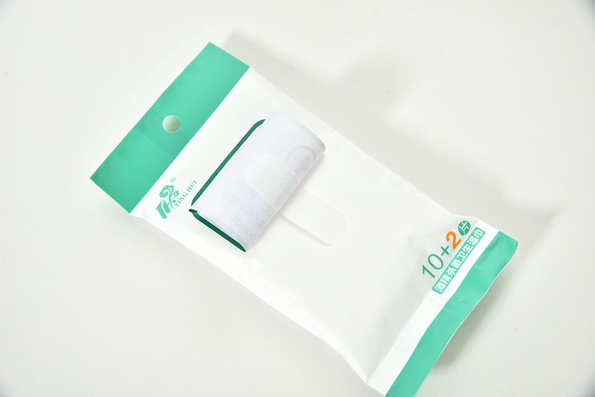 10 portable student disinfectant wipes are included, along with 2 portable hand-drying and sterilizing household antibacterial tissues Application Scenario