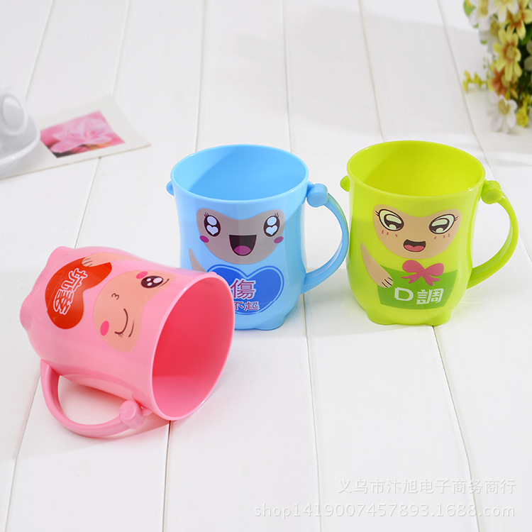 Smiling face mouthwash cups, brushing cups, plastic mouth cups and expression cups are available at street stalls for 2 yuan
