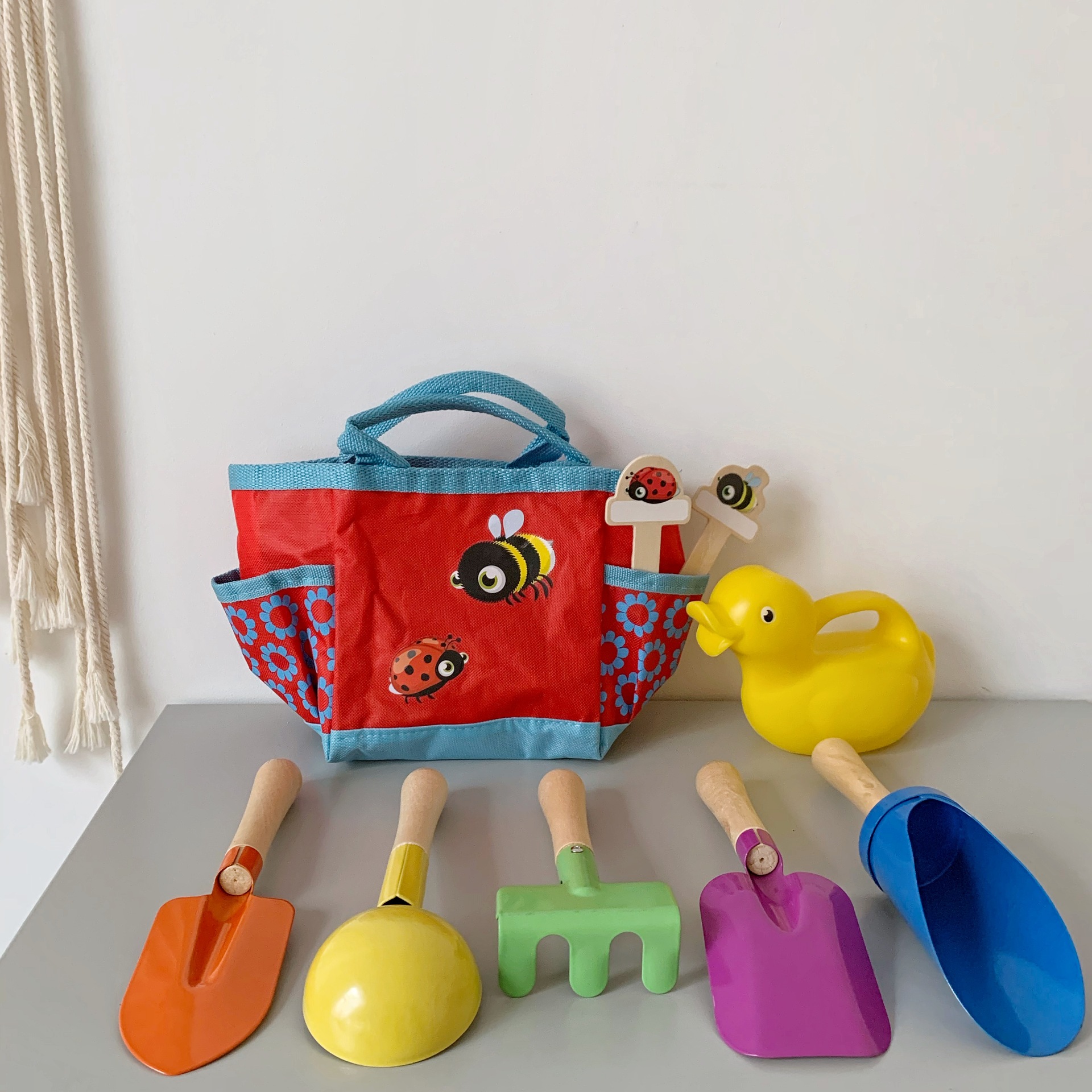 A nine-piece set of children's sand-digging shovels and beach toys for export to Germany, a hand-held bag set of outdoor sand-playing tools for Juemingzi Specification drawing