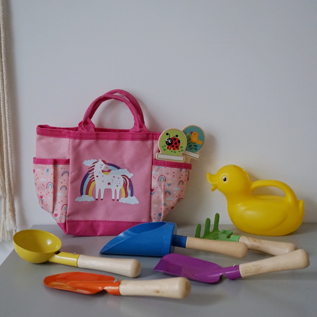 A nine-piece set of children's sand-digging shovels and beach toys for export to Germany, a hand-held bag set of outdoor sand-playing tools for Juemingzi Application Scenario