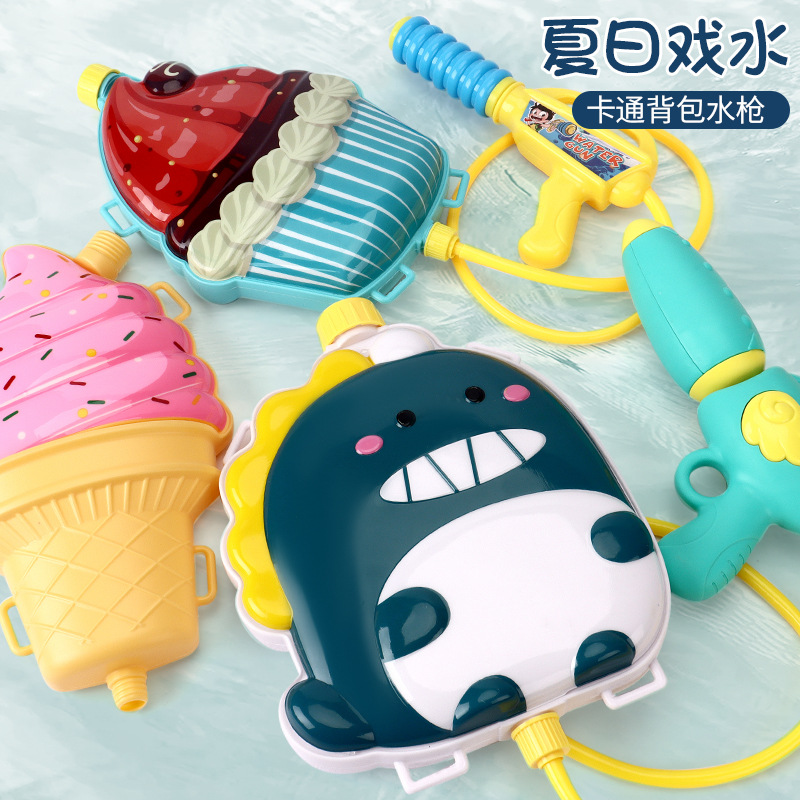 Children's backpacks, water guns, toy boys, summer beach rafting, water splashing, pull-out baby water sprayers, competing for street stalls and night markets full figure