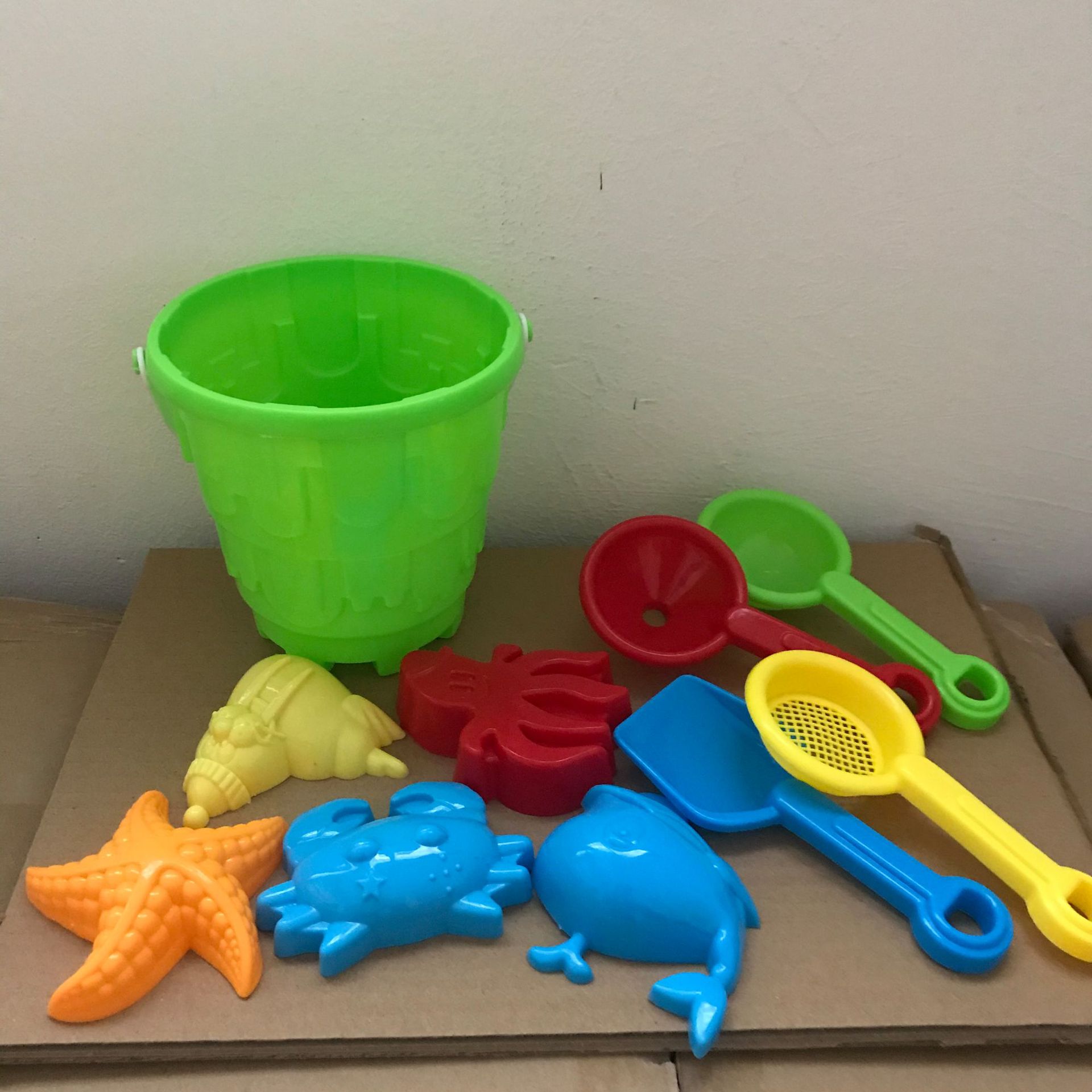 Children's beach toy sets, baby water play, sand digging, soil digging shovels and buckets, beach sand playing tools for boys and girls Application Scenario