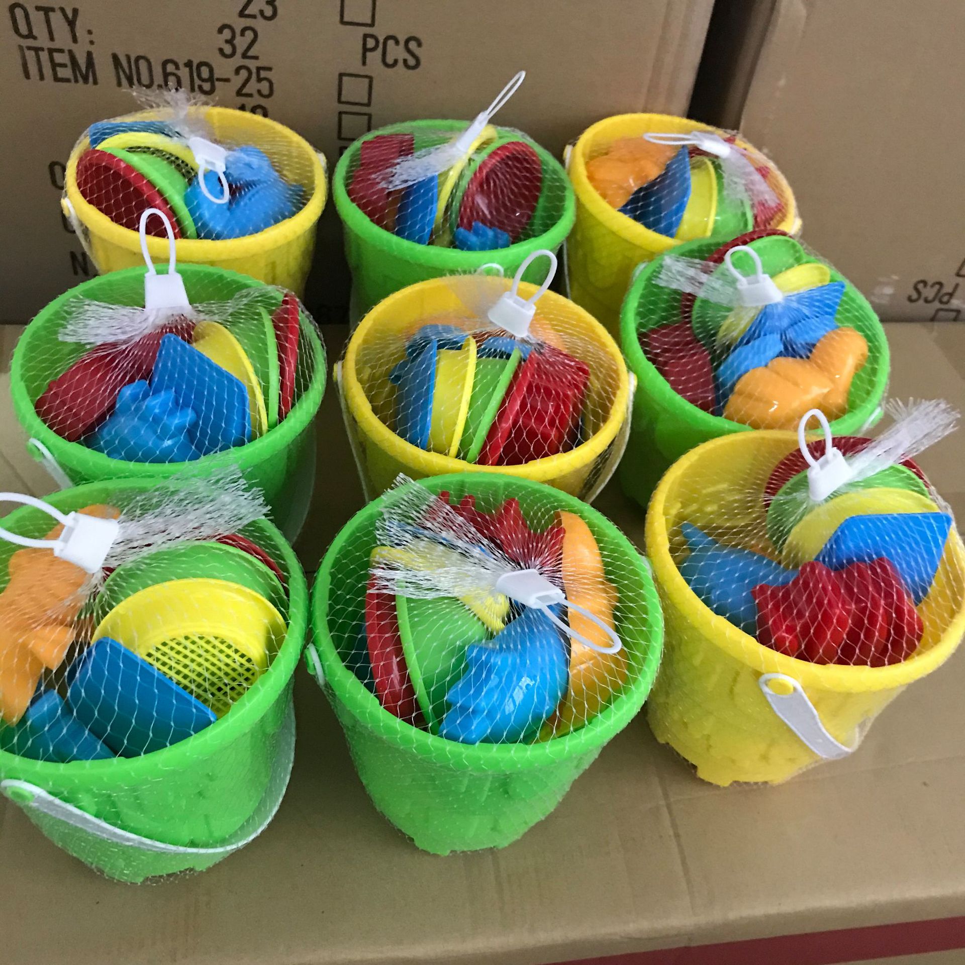 Children's beach toy sets, baby water play, sand digging, soil digging shovels and buckets, beach sand playing tools for boys and girls full figure