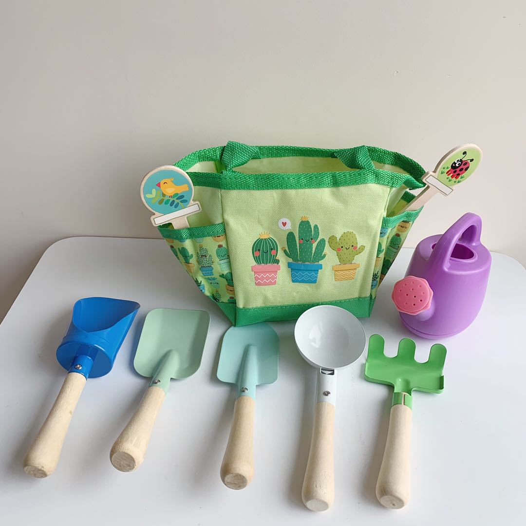 A nine-piece set of children's sand-digging shovels and beach toys for export to Germany, a hand-held bag set of outdoor sand-playing tools for Juemingzi full figure