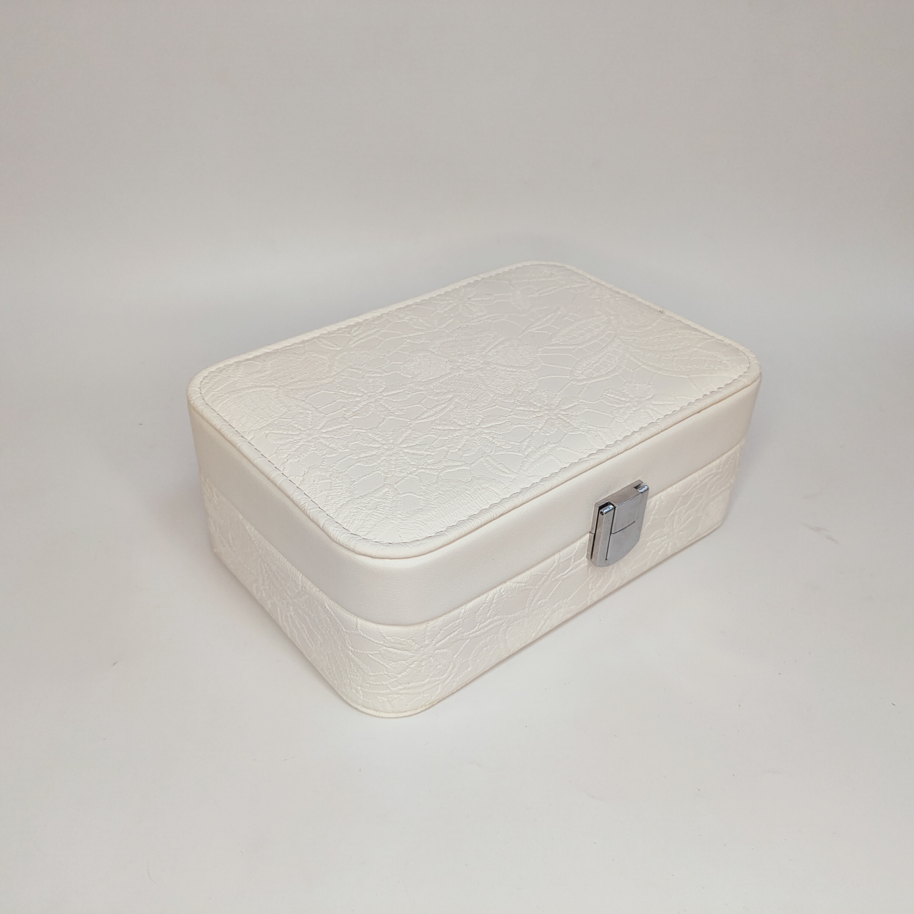 New light luxury and fashionable European-style ins jewelry box for storing earrings, necklaces, high-end retro style and exquisite storage box Application Scenario