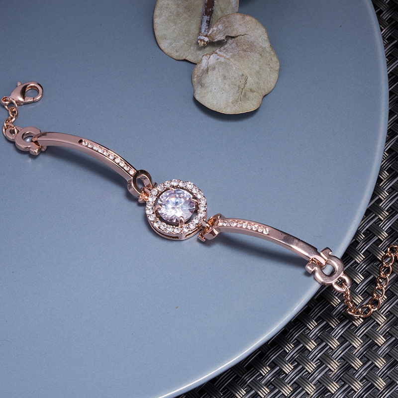 Korean-style fashion and creative jewelry, bracelets and accessories, Taobao mall street stall supply, women's zircon bracelets, crystal ornaments Application Scenario