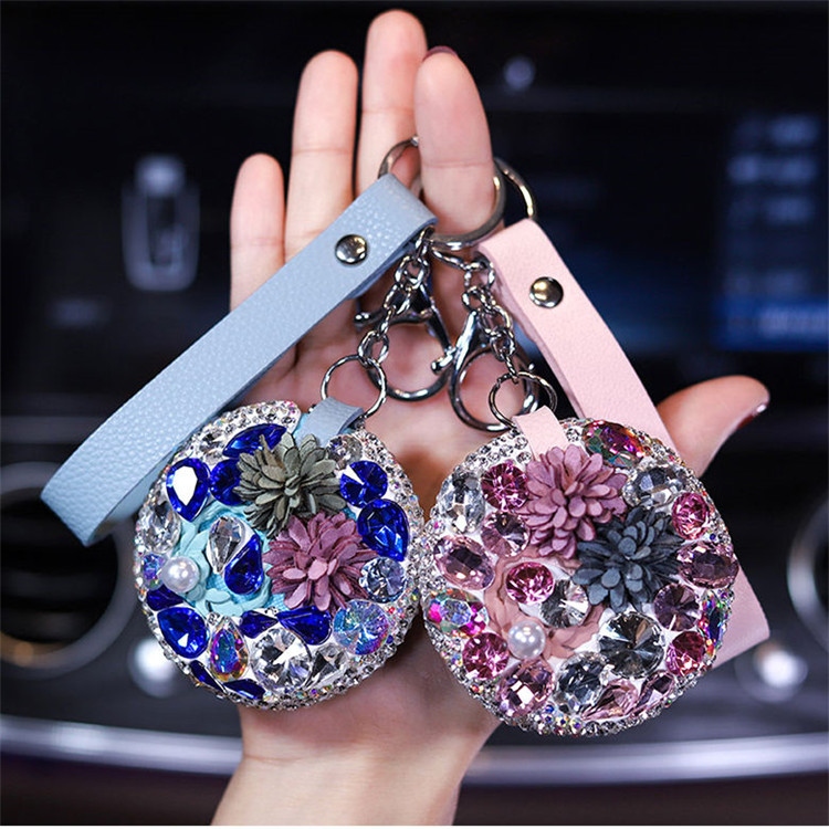 New car keychain creative car mirror key pendant, fashionable and cute ladies' keychain pendant wholesale full figure